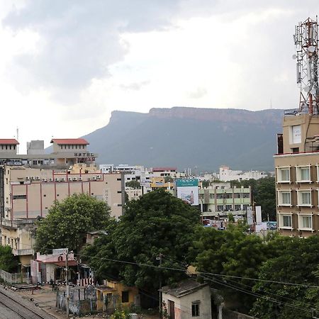 Collection O Poojith Residency Hotel ตีรูปาติ ภายนอก รูปภาพ