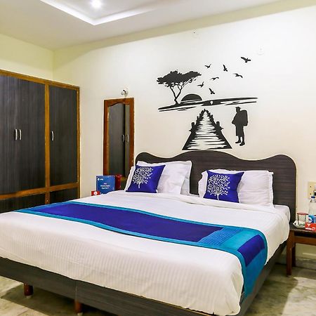 Collection O Poojith Residency Hotel ตีรูปาติ ภายนอก รูปภาพ