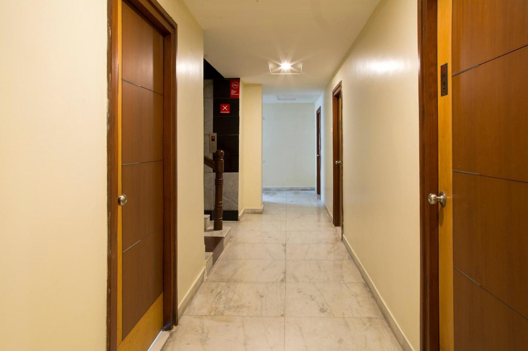 Collection O Poojith Residency Hotel ตีรูปาติ ภายนอก รูปภาพ