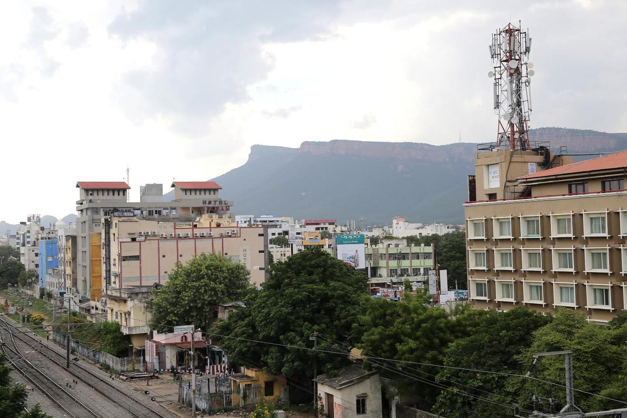 Collection O Poojith Residency Hotel ตีรูปาติ ภายนอก รูปภาพ