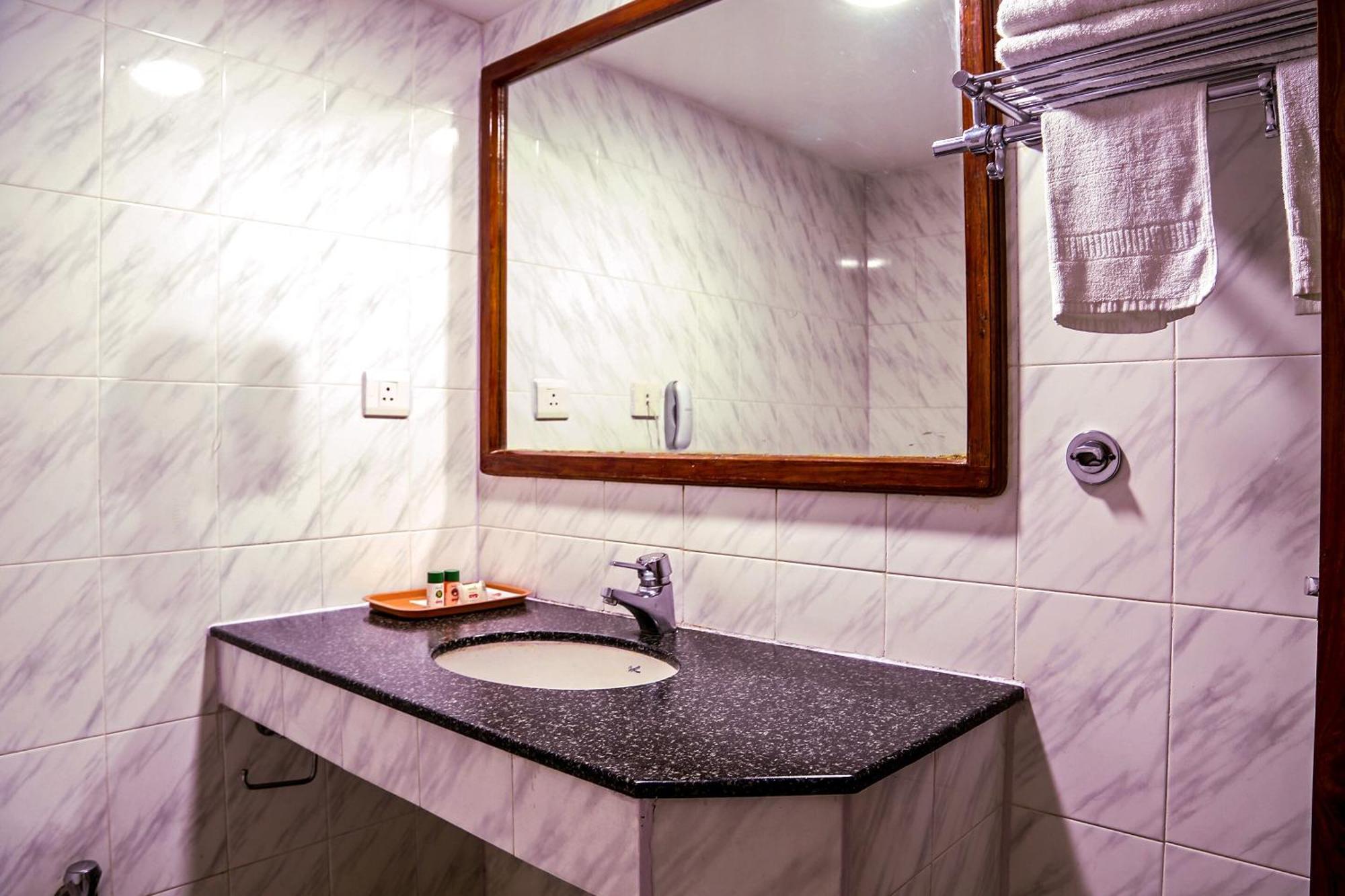 Collection O Poojith Residency Hotel ตีรูปาติ ภายนอก รูปภาพ